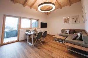 uma sala de estar com um sofá e uma mesa em Die Wiesen Apartments em Innsbruck