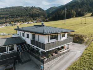 eine Luftansicht eines Hauses mit Dach in der Unterkunft Die Wiesen Apartments in Innsbruck