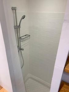 uma cabina de duche na casa de banho com um chuveiro em Le petit cocon Nîmois em Nîmes