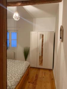 sypialnia z łóżkiem i szafką w obiekcie Le petit cocon Nîmois w mieście Nîmes +10 zdjęć