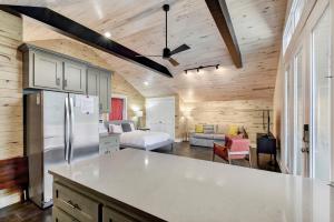 uma cozinha com um frigorífico e uma sala de estar em The SoCo Studio by Lodgewell - 2 cute 2 b 4 gotten em Austin