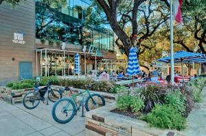 duas bicicletas estacionadas em frente a um edifício em The SoCo Studio by Lodgewell - 2 cute 2 b 4 gotten em Austin