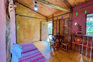 Uma cama ou camas num quarto em Cambuca Surf Skate