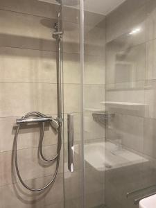 La salle de bains est pourvue d'une douche avec une porte en verre. dans l'établissement Idyllisch gelegene Ferienwohnung im Herzen des bayerischen Waldes, à Zachenberg