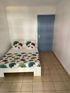 - une chambre avec un lit avec des animaux dans l'établissement Appartement Cosy Pointe-à-Pitre, à Pointe-à-Pitre