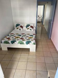 - une chambre avec un lit dans l'établissement Appartement Cosy Pointe-à-Pitre, à Pointe-à-Pitre