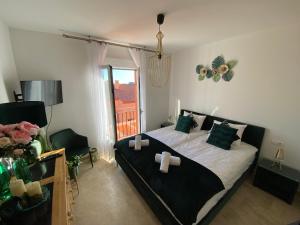 A bed or beds in a room at Spacious and stylish penthouse in Mijas Még 33 kép