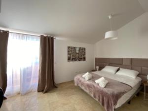 A bed or beds in a room at Spacious and stylish penthouse in Mijas