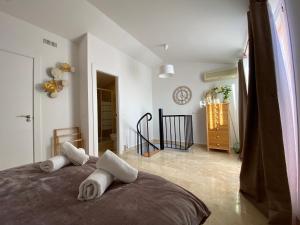 A bed or beds in a room at Spacious and stylish penthouse in Mijas