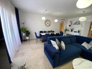A seating area at Spacious and stylish penthouse in Mijas