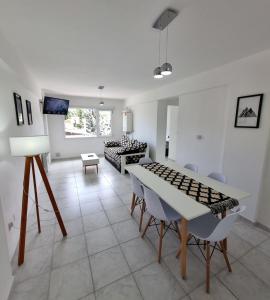 sala de estar con mesa y sillas en Bariloche Modern Apartment Belgrano en San Carlos de Bariloche