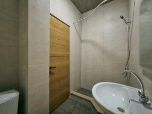 Ένα μπάνιο στο Eco Garden Kutaisi +59 φωτογραφίες