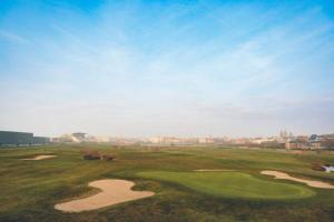 een luchtzicht op een golfbaan met twee golfholes bij l'ostendaise in Oostende