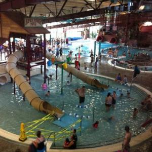 - un groupe de personnes dans une piscine d'un parc aquatique dans l'établissement New! Pure Luxury W Private Pool/Spa & Game Center!, à Arvada
