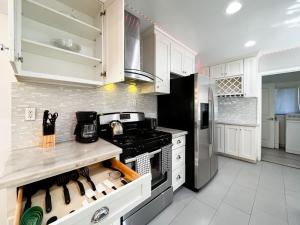 Kuchyň nebo kuchyňský kout v ubytování Valley Modern Glam Charmer