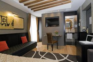 TV a/nebo společenská místnost v ubytování Duca d'Alba Hotel - Chateaux & Hotels Collection
