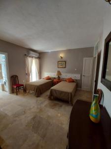 Habitación de hotel con 2 camas y ventana en Casa Manduca Delicata, en La Valeta