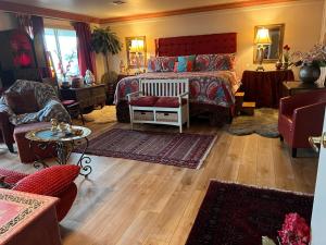 een slaapkamer met een bed en een woonkamer bij Mermaid's Muse Bed and Breakfast in Brookings