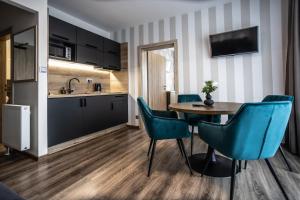 Hotel Demanova Apartments Dependance في ليبتوفسكي ميكولاش: مطبخ وغرفة طعام مع طاولة وكراسي