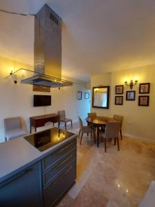 cocina y sala de estar con mesa y sillas en Casa Manduca Delicata, en La Valeta