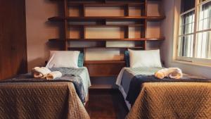 En eller flere senge i et værelse på Hostel Urbanature
