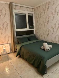 een slaapkamer met een bed met twee handdoeken erop bij Comfy, cosy, and spacious apartment near Paris in Bezons
