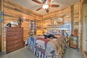 een slaapkamer met een bed en een plafondventilator bij Sardis Serenity 1 BR Clayton Cabin with Lake View in Clayton