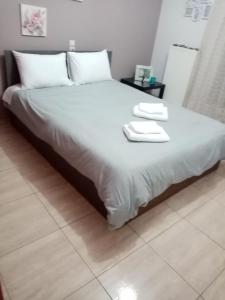 A bed or beds in a room at Ρετιρέ με θέα