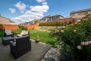 a backyard with chairs and a yard with houses at Utopia Luxury Stay in Puyallup