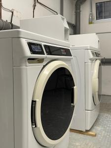 uma máquina de lavar roupa branca sentada num quarto em Erft Apartment em Kerpen