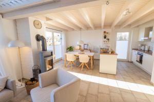 a kitchen and living room with a table and chairs at Das Seehaus in Nordhorn