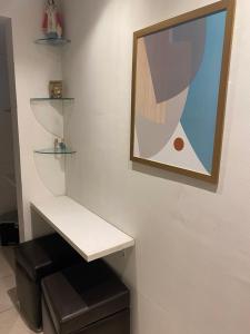 un estante en una habitación con una foto en la pared en Apartamento com 2 quartos no centro de Pipa, en Pipa