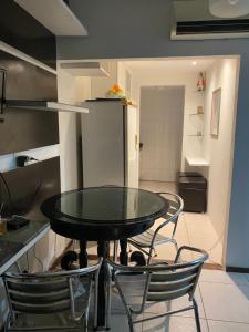 cocina con mesa y sillas en una habitación en Apartamento com 2 quartos no centro de Pipa, en Pipa