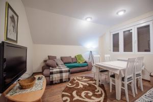 TV a/nebo společenská místnost v ubytování Botanical Apartment