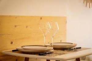 uma mesa com dois pratos e um copo de vinho em Magnifique T2 centre ville dernier étage avec balcon em Valence