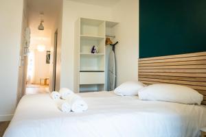 um quarto com uma cama com toalhas em Magnifique T2 centre ville dernier étage avec balcon em Valence