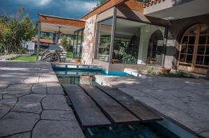 A piscina localizada em Terra Campo Posada ou nos arredores