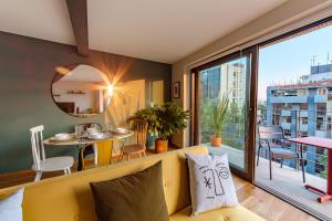 Baja California 279 Apartments في مدينة ميكسيكو: غرفة معيشة مع أريكة صفراء وطاولة
