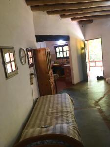 1 dormitorio con 1 cama en una habitación en Chalet de montaña cerca de Nono en Las Rabonas
