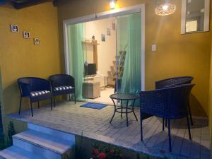 um grupo de cadeiras e mesas num pátio em Condomínio Imbassai Summer Flat em Imbassaí