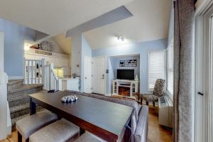Un comedor con mesa y sillas y una cocina. en Condo 110 at North Creek Resort, en Blue Mountains