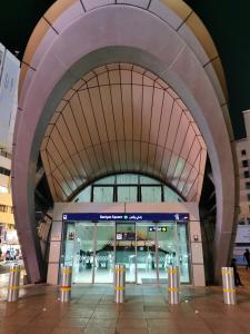 - Vistas a la entrada de un centro comercial en Cloud9 hostel, en Dubái