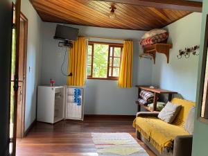 uma sala de estar com um sofá e uma janela em Pousada do Mirante em Viscode de Mauá