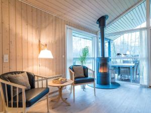 - un salon avec une cuisinière, 2 chaises et une table dans l'établissement Holiday home Fanø CXXX, à Fanø