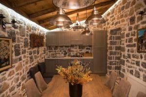 cocina con mesa de madera en una habitación en Luxury Villa Saint Nikolas en Voskopojë