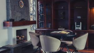 a dining room with a table and chairs and a fireplace at Urbanature Filme & Arte - Comfort Hostel Brooklin in Sao Paulo