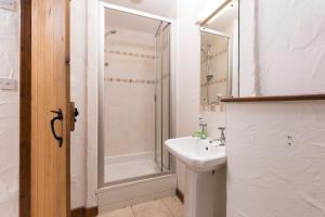une salle de bain avec un lavabo, une douche et des toilettes dans l'établissement The Byre, à Goodleigh 27 autres photos