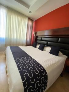 Un pat sau paturi într-o cameră la HOTEL IMPALA DE TAMPICO