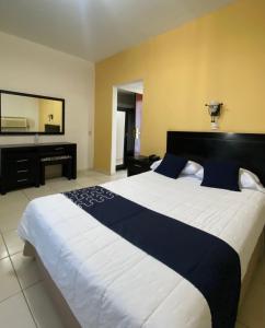 Postel nebo postele na pokoji v ubytování HOTEL IMPALA DE TAMPICO