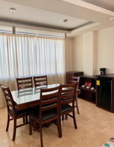 - une salle à manger avec une table et des chaises dans l'établissement HOTEL IMPALA DE TAMPICO, à Tampico